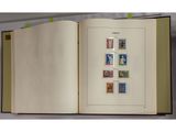 un livre ouvert avec des timbres sur une table