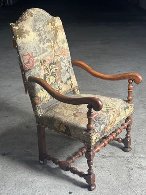 une chaise recouverte d'un tissu à motifs floraux, recouverte d'un tissu à motifs floraux, recouverte d'un tissu à motifs floraux, recouverte d'un tissu à motifs floraux, recouverte d'un tissu à motifs floraux, recouverte d'un tissu à motifs floraux, recouverte d'un tissu à motifs floraux