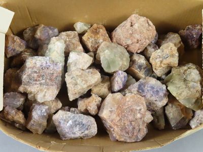 une boîte remplie de cailloux posée sur une table