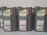 quatre bouteilles d'huile moteur sont alignées sur une table