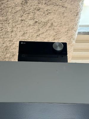une télécommande posée sur une étagère dans un coin de la pièce