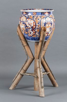 un vase bleu et blanc posé sur un support en bois