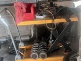 une moto garée à côté d'une étagère à roulettes