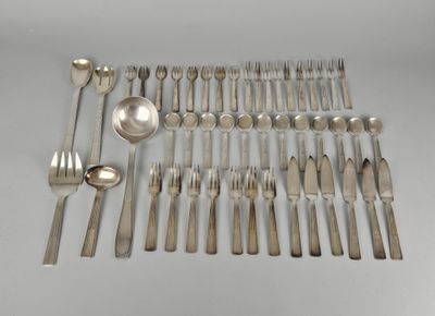 beaucoup de cuillères et de fourchettes en argent sur la table