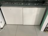 une image d'une cuisine avec une cuisinière et un lave-vaisselle