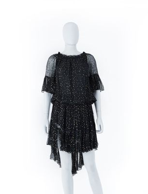 une robe de mannequin à pois noirs
