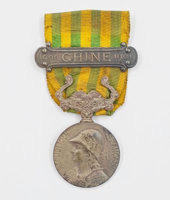 une image représentant une médaille entourée d'un ruban, avec une médaille au centre