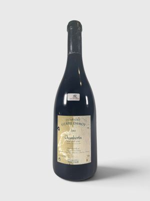 la bouteille de vin est posée sur une surface blanche