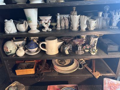 une étagère sur laquelle sont disposés de nombreux vases de toutes sortes