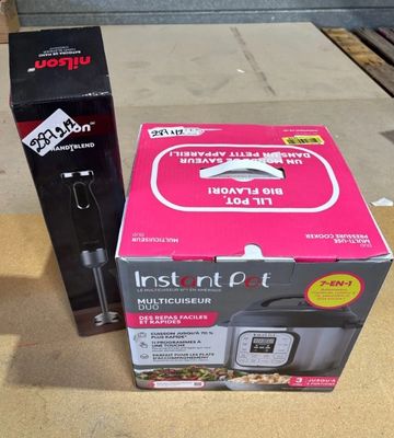 une boîte d'Instant Pot posée sur une table à côté d'une autre boîte d'Instant Pot