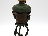 un petit vase surmonté d'une couronne