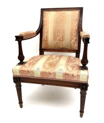 Fauteuil en bois mouluré et sculpté, pieds cannelés.