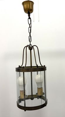 une photo d'une lampe suspendue au plafond d'une pièce