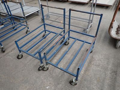 de nombreux chariots entreposés dans un entrepôt