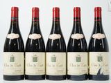 six bouteilles de vin rouge sont alignées