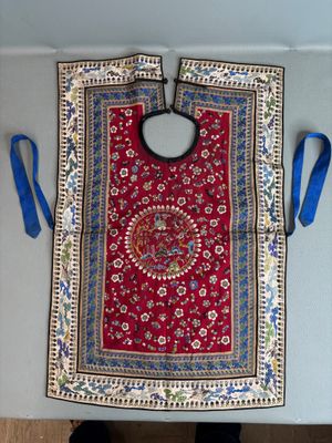 une photo d'une table recouverte d'un tapis rouge et bleu