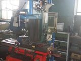 une machine placée au milieu d'une pièce