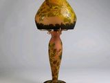 une lampe posée sur une table sur laquelle se trouve une autre lampe