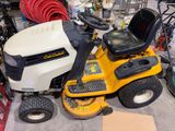 une tondeuse à gazon qui est rangée dans un garage