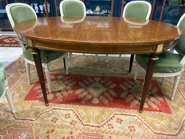 Table de salle à manger ovale de style Louis XVI en acajou, pieds