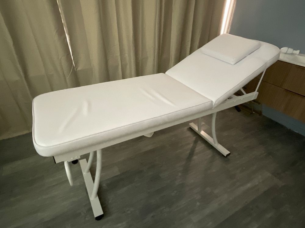 Une table manuelle de massage Lieu : sur DESIGNATION SALON DE PROVENCE Tarif Judiciaire : 14,28%