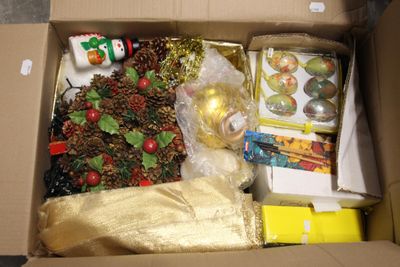 une boîte en carton remplie de décorations de Noël et d'autres articles de fête