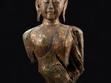 une image représentant une statue en bronze d'une personne sur fond noir