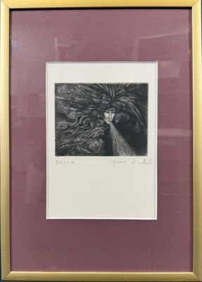 une image représentant un dessin en noir et blanc du visage d'une femme, dans un cadre doré