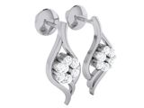 une paire de boucles d'oreilles ornées de diamants sur fond blanc