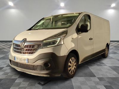 la camionnette blanche est garée sur le sol en damier d'une pièce