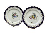 une paire d'assiettes bleues et blanches ornées de fleurs sur fond blanc