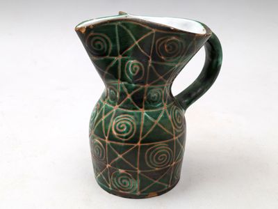 un vase vert et marron orné d'un motif en spirale