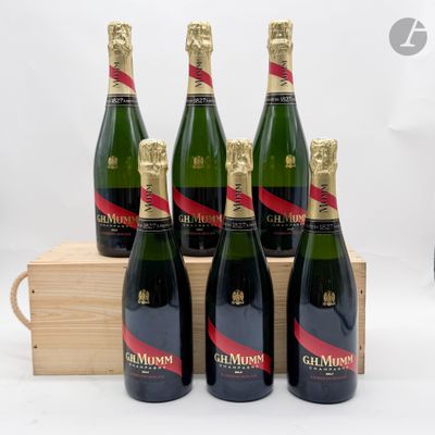 six bouteilles de champagne dans un coffret en bois sur fond blanc