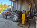 un tracteur garé devant un bâtiment