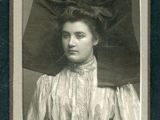 une vieille photo d'une femme portant un grand chapeau sur la tête