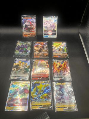 plusieurs types de cartes pokemon sur la table