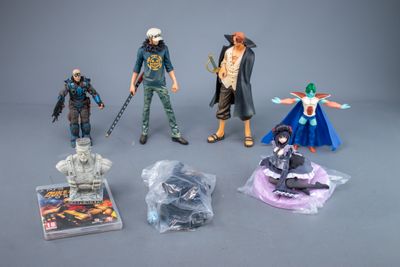 cinq figurines posées sur une table