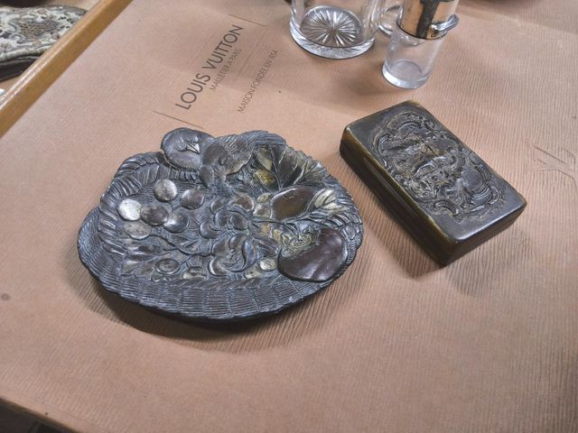 vide poche aux oiseaux en métal art nouveau et une tabatière en c...