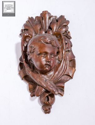 une tête d'enfant sculptée sur un mur