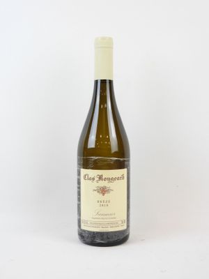 une bouteille de vin posée sur une table