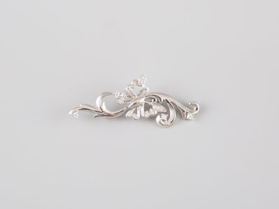 broche plaquée argent ornée d'un motif de fleurs et de feuilles