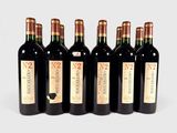 six bouteilles de vin sont alignées sur une surface blanche