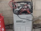 un extincteur rouge à côté d'une pile de matériel électrique