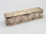 une boîte ancienne en argent ornée d'un motif sur le couvercle