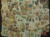 beaucoup de vieilles cartes postales sur la table