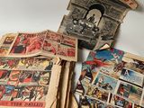 plusieurs vieilles bandes dessinées sont empilées les unes sur les autres