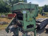 une machine posée à même le sol, dans la terre
