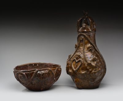 deux vases marron posés l'un à côté de l'autre sur une table