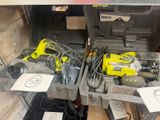 deux outils qui se trouvent dans une boîte à outils