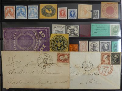 Plusieurs types de timbres sont exposés dans une vitrine.